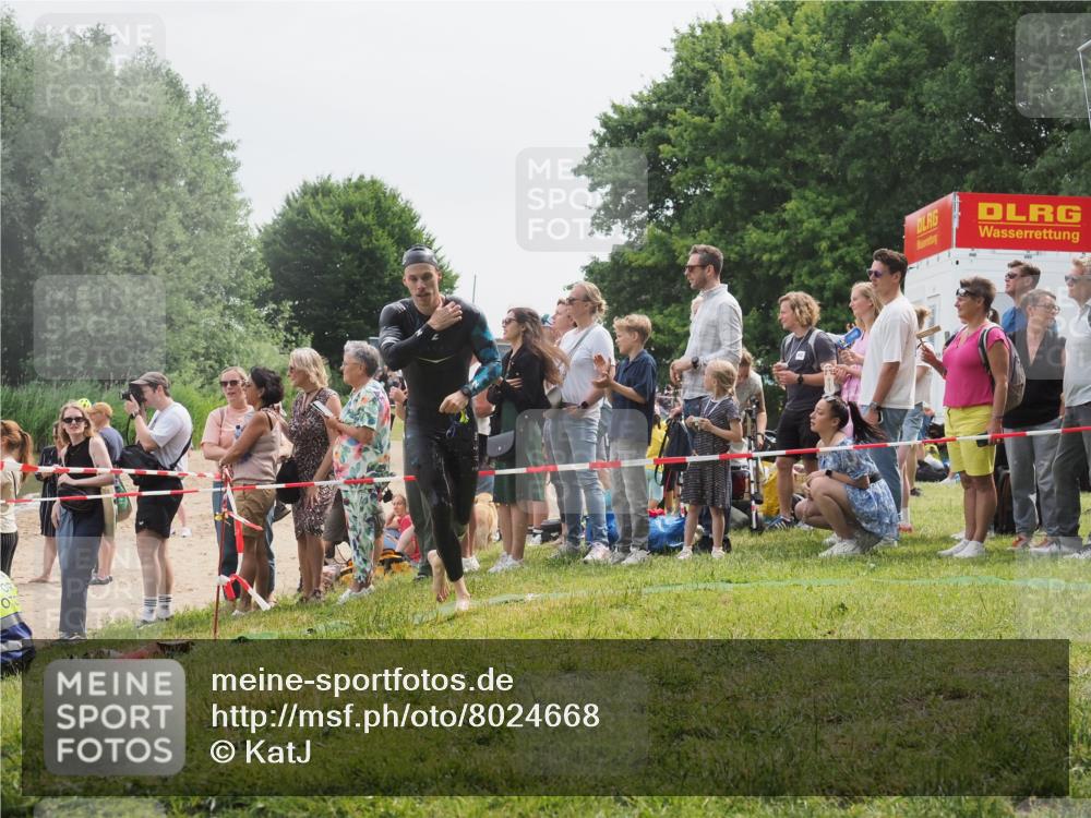 15.06.2025 - 27. Vierlanden-Triathlon KatJ http://msf.ph/oto/8024668 15.06.2025 10:58:03 Schwimmen 640, 647, 705, 738 meine-sportfotos.de