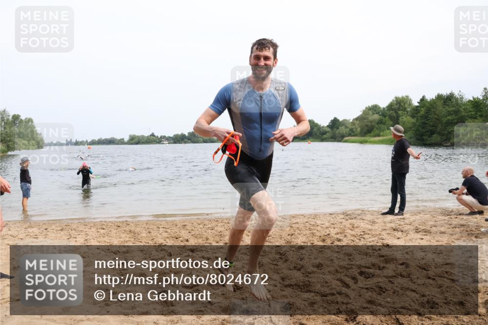 15.06.2025 - 27. Vierlanden-Triathlon Lena Gebhardt http://msf.ph/oto/8024672 15.06.2025 10:55:57 Schwimmen 683, 733 meine-sportfotos.de