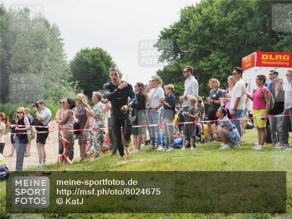 15.06.2025 - 27. Vierlanden-Triathlon KatJ http://msf.ph/oto/8024675 15.06.2025 10:58:03 Schwimmen 640, 647, 705, 738 meine-sportfotos.de