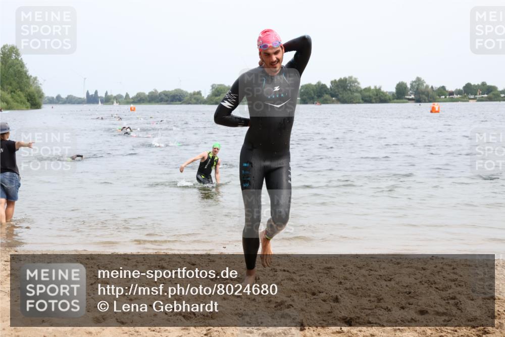 15.06.2025 - 27. Vierlanden-Triathlon Lena Gebhardt http://msf.ph/oto/8024680 15.06.2025 10:56:03 Schwimmen 683, 702, 733 meine-sportfotos.de