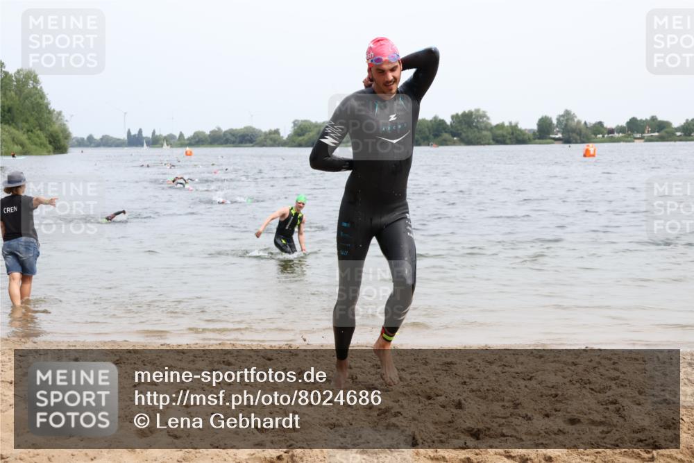 15.06.2025 - 27. Vierlanden-Triathlon Lena Gebhardt http://msf.ph/oto/8024686 15.06.2025 10:56:03 Schwimmen 683, 702, 733 meine-sportfotos.de