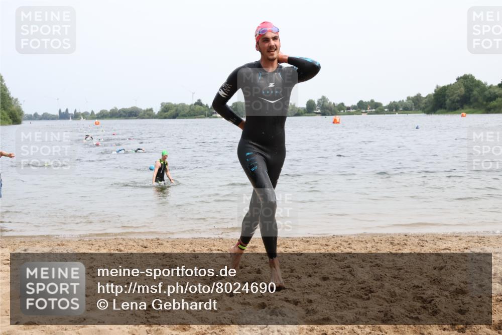 15.06.2025 - 27. Vierlanden-Triathlon Lena Gebhardt http://msf.ph/oto/8024690 15.06.2025 10:56:04 Schwimmen 683, 702, 733 meine-sportfotos.de