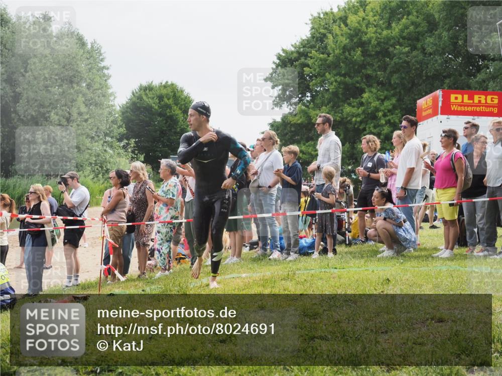 15.06.2025 - 27. Vierlanden-Triathlon KatJ http://msf.ph/oto/8024691 15.06.2025 10:58:03 Schwimmen 640, 647, 705, 738 meine-sportfotos.de