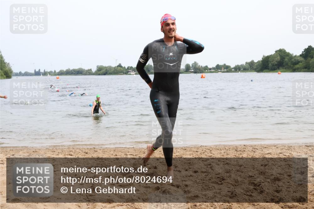 15.06.2025 - 27. Vierlanden-Triathlon Lena Gebhardt http://msf.ph/oto/8024694 15.06.2025 10:56:04 Schwimmen 683, 702, 733 meine-sportfotos.de
