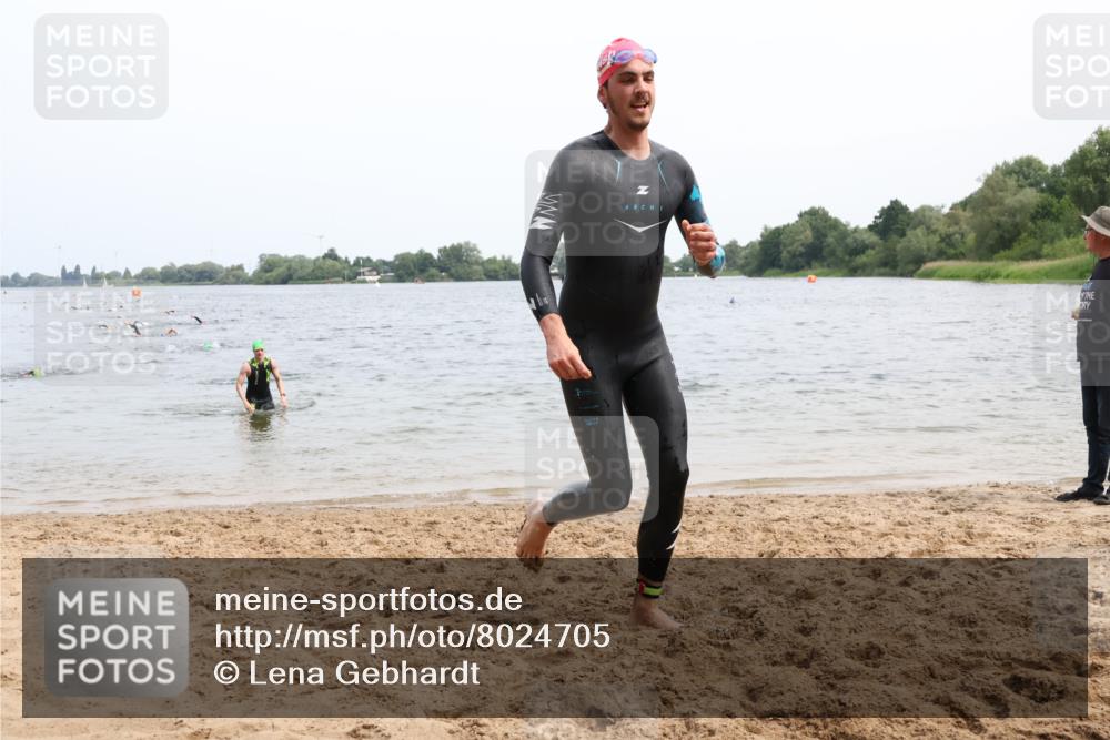 15.06.2025 - 27. Vierlanden-Triathlon Lena Gebhardt http://msf.ph/oto/8024705 15.06.2025 10:56:04 Schwimmen 683, 702, 733 meine-sportfotos.de