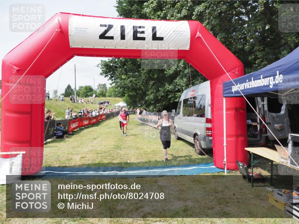 21.06.2025 - 27. Vierlanden-Triathlon MichiJ http://msf.ph/oto/8024708 15.06.2026 11:52:50 Ziel 459, 593, 616 meine-sportfotos.de