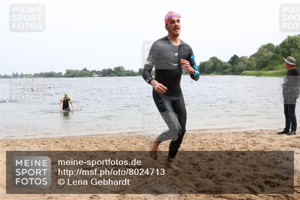 15.06.2025 - 27. Vierlanden-Triathlon Lena Gebhardt http://msf.ph/oto/8024713 15.06.2025 10:56:04 Schwimmen 683, 702, 733 meine-sportfotos.de