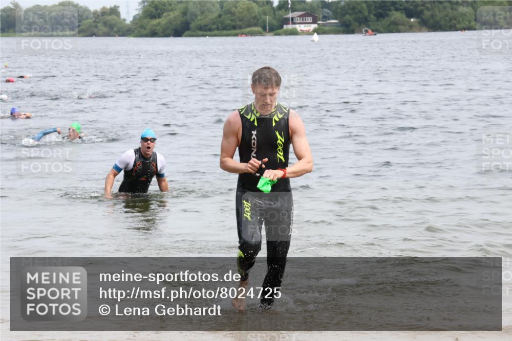 15.06.2025 - 27. Vierlanden-Triathlon Lena Gebhardt http://msf.ph/oto/8024725 15.06.2025 10:56:09 Schwimmen 702, 716, 730, 733 meine-sportfotos.de
