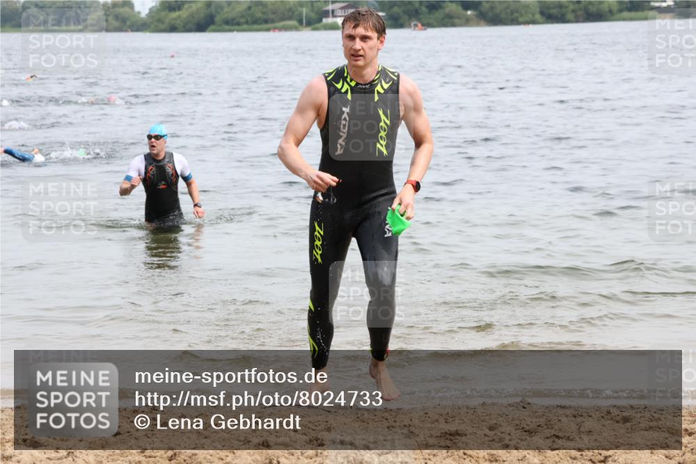 15.06.2025 - 27. Vierlanden-Triathlon Lena Gebhardt http://msf.ph/oto/8024733 15.06.2025 10:56:10 Schwimmen 702, 716, 730, 733 meine-sportfotos.de
