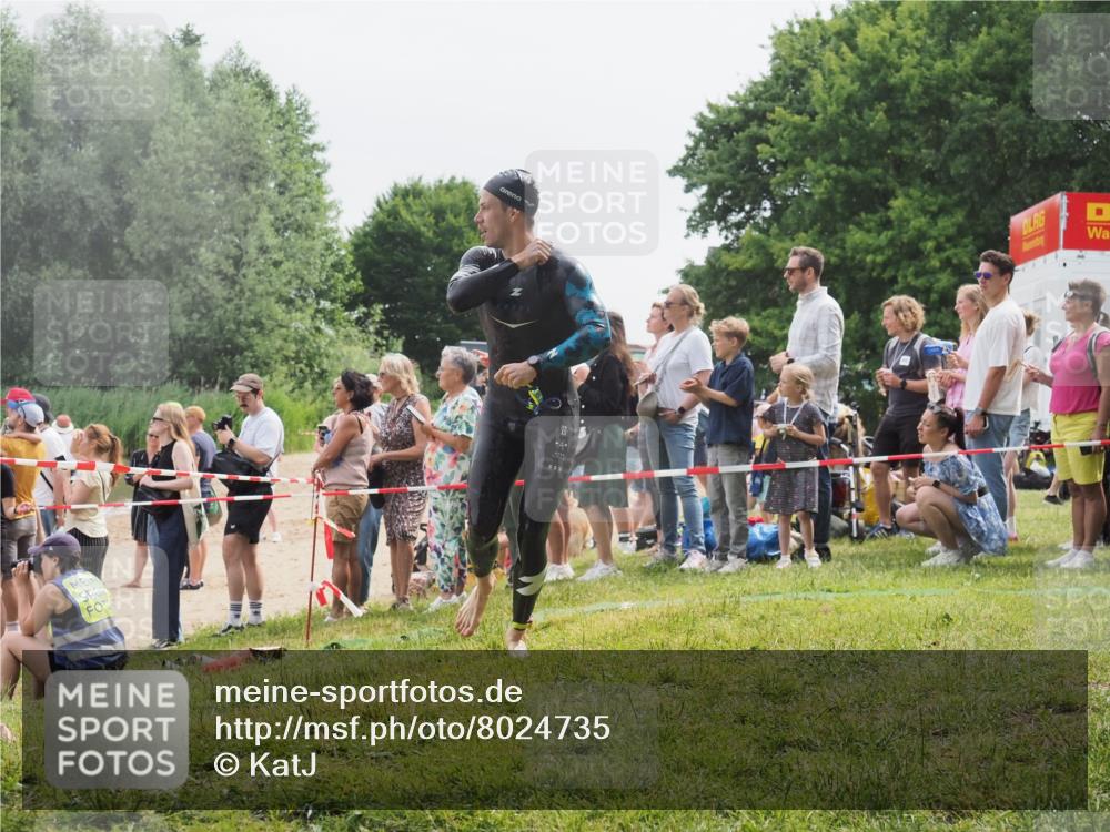 15.06.2025 - 27. Vierlanden-Triathlon KatJ http://msf.ph/oto/8024735 15.06.2025 10:58:04 Schwimmen 640, 647, 705, 738 meine-sportfotos.de