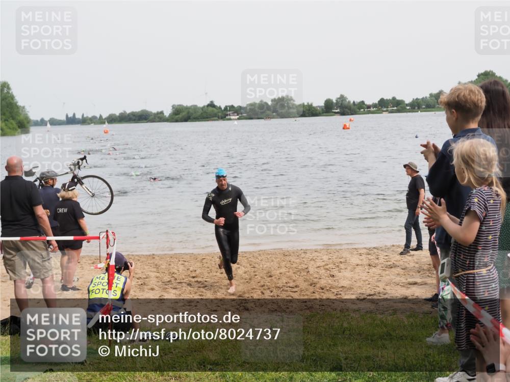 21.06.2025 - 27. Vierlanden-Triathlon MichiJ http://msf.ph/oto/8024737 15.06.2026 10:55:42 Schwimmen 712, 736 meine-sportfotos.de