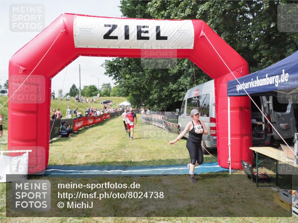 21.06.2025 - 27. Vierlanden-Triathlon MichiJ http://msf.ph/oto/8024738 15.06.2026 11:52:51 Ziel 459, 593, 616 meine-sportfotos.de