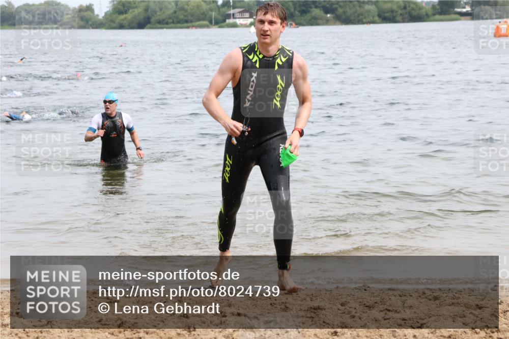 15.06.2025 - 27. Vierlanden-Triathlon Lena Gebhardt http://msf.ph/oto/8024739 15.06.2025 10:56:10 Schwimmen 702, 716, 730, 733 meine-sportfotos.de