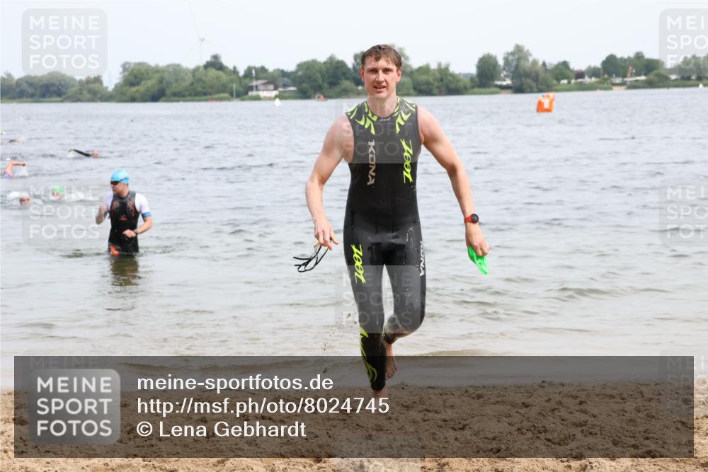 15.06.2025 - 27. Vierlanden-Triathlon Lena Gebhardt http://msf.ph/oto/8024745 15.06.2025 10:56:10 Schwimmen 702, 716, 730, 733 meine-sportfotos.de