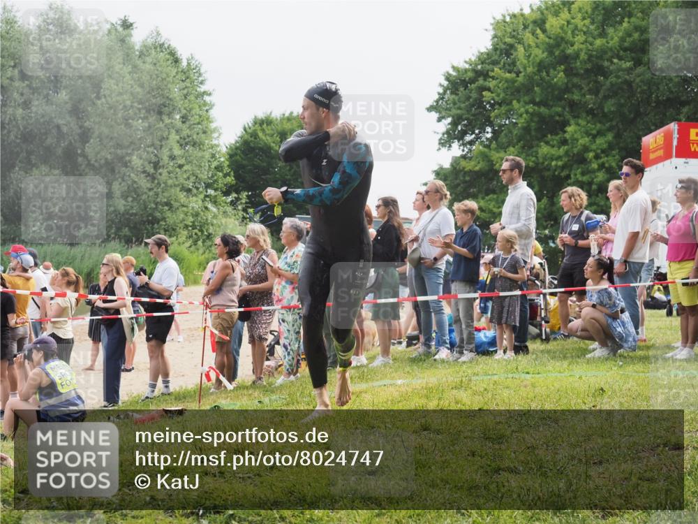 15.06.2025 - 27. Vierlanden-Triathlon KatJ http://msf.ph/oto/8024747 15.06.2025 10:58:04 Schwimmen 640, 647, 705, 738 meine-sportfotos.de
