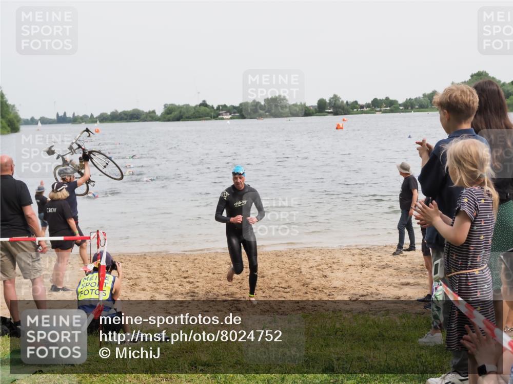 21.06.2025 - 27. Vierlanden-Triathlon MichiJ http://msf.ph/oto/8024752 15.06.2026 10:55:42 Schwimmen 712, 736 meine-sportfotos.de