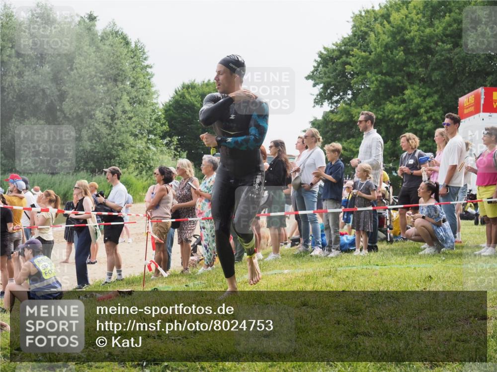 15.06.2025 - 27. Vierlanden-Triathlon KatJ http://msf.ph/oto/8024753 15.06.2025 10:58:05 Schwimmen 640, 647, 705, 738 meine-sportfotos.de