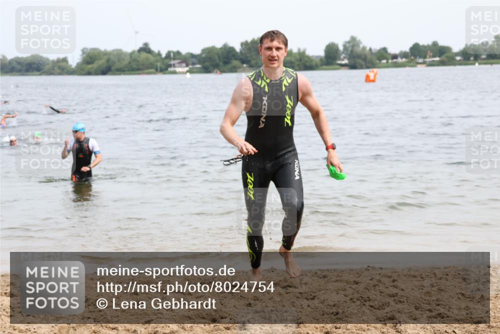 15.06.2025 - 27. Vierlanden-Triathlon Lena Gebhardt http://msf.ph/oto/8024754 15.06.2025 10:56:10 Schwimmen 702, 716, 730, 733 meine-sportfotos.de