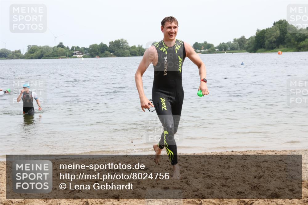 15.06.2025 - 27. Vierlanden-Triathlon Lena Gebhardt http://msf.ph/oto/8024756 15.06.2025 10:56:11 Schwimmen 702, 716, 730, 733 meine-sportfotos.de
