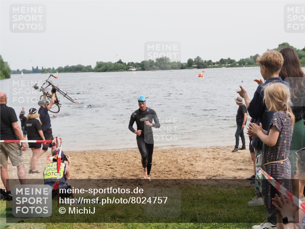 21.06.2025 - 27. Vierlanden-Triathlon MichiJ http://msf.ph/oto/8024757 15.06.2026 10:55:43 Schwimmen 712, 736 meine-sportfotos.de
