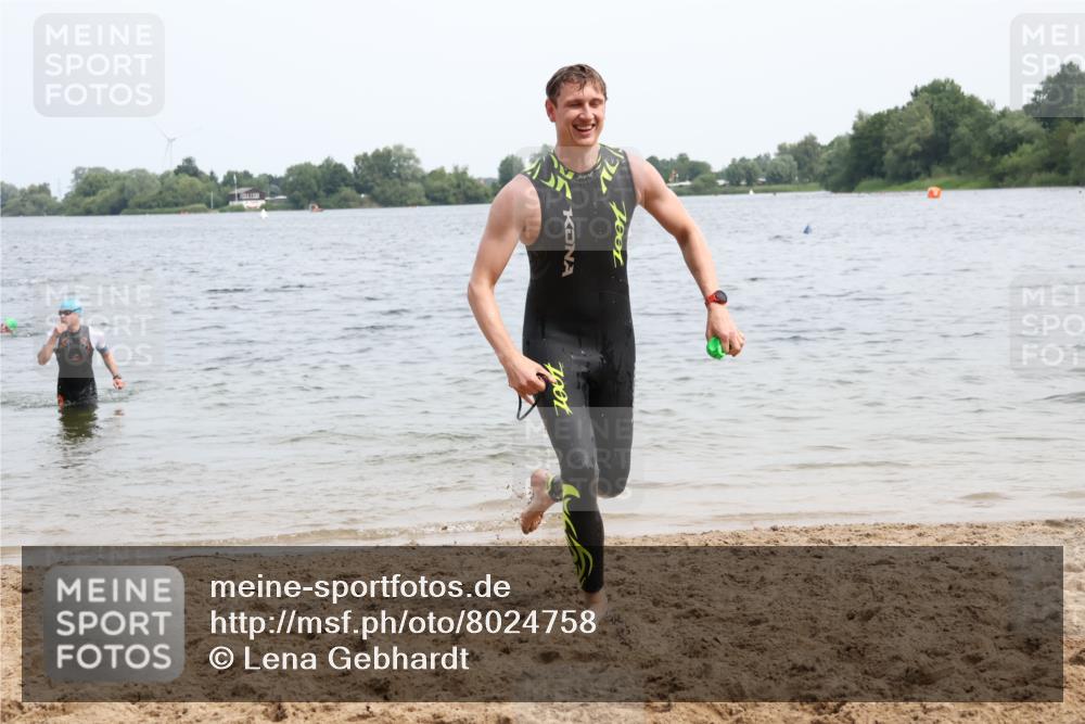 15.06.2025 - 27. Vierlanden-Triathlon Lena Gebhardt http://msf.ph/oto/8024758 15.06.2025 10:56:11 Schwimmen 702, 716, 730, 733 meine-sportfotos.de