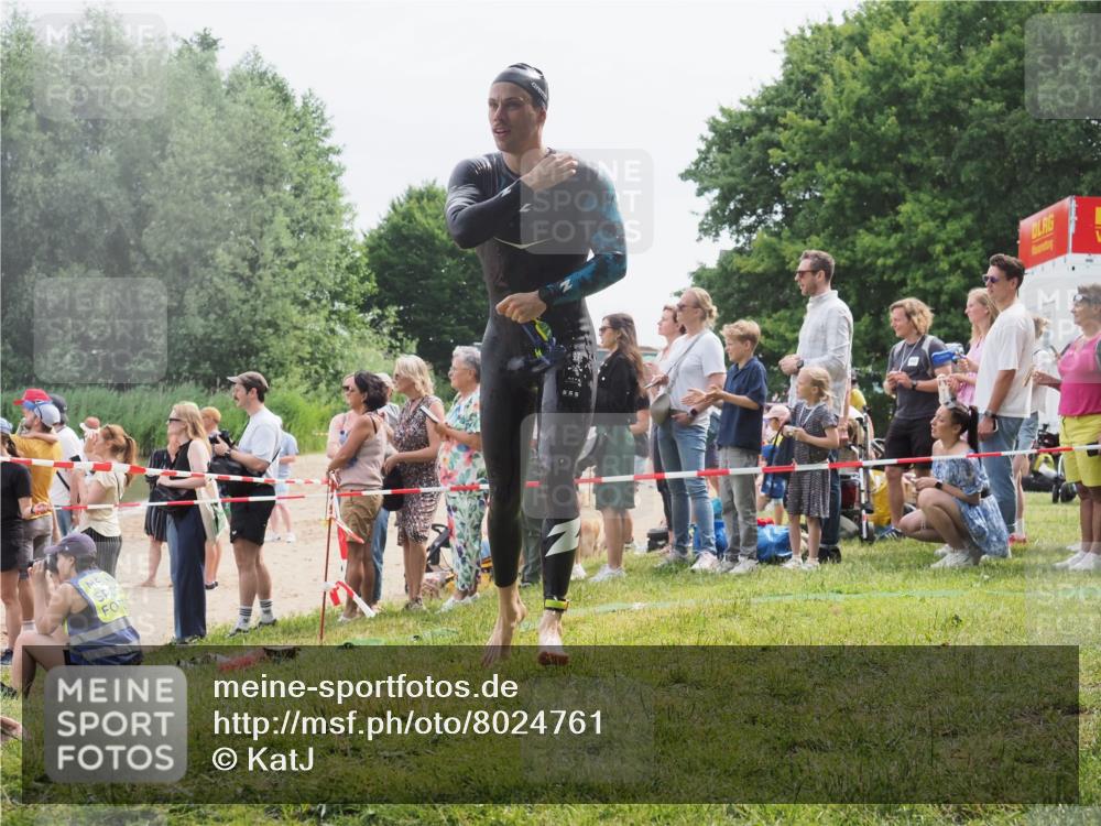 15.06.2025 - 27. Vierlanden-Triathlon KatJ http://msf.ph/oto/8024761 15.06.2025 10:58:05 Schwimmen 640, 647, 705, 738 meine-sportfotos.de