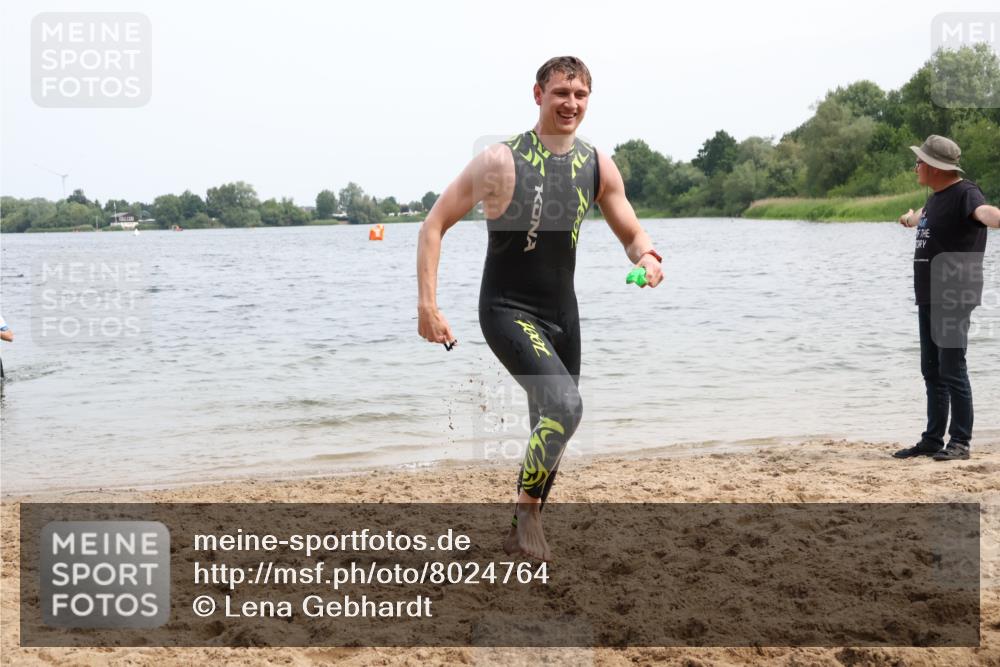 15.06.2025 - 27. Vierlanden-Triathlon Lena Gebhardt http://msf.ph/oto/8024764 15.06.2025 10:56:11 Schwimmen 702, 716, 730, 733 meine-sportfotos.de