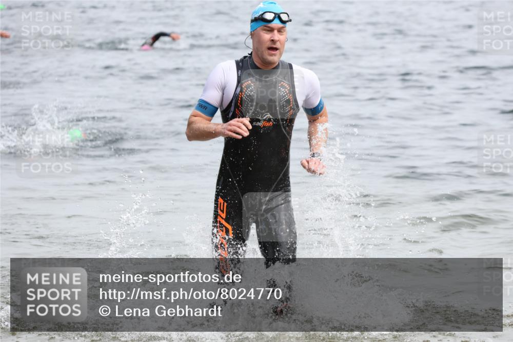 15.06.2025 - 27. Vierlanden-Triathlon Lena Gebhardt http://msf.ph/oto/8024770 15.06.2025 10:56:14 Schwimmen 702, 716, 730 meine-sportfotos.de
