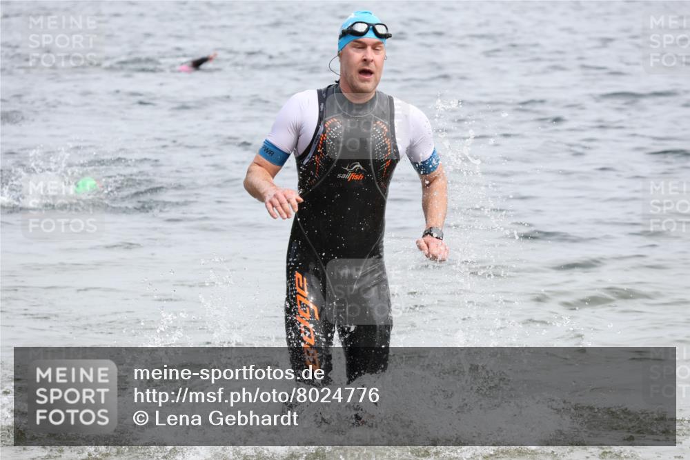 15.06.2025 - 27. Vierlanden-Triathlon Lena Gebhardt http://msf.ph/oto/8024776 15.06.2025 10:56:14 Schwimmen 702, 716, 730 meine-sportfotos.de