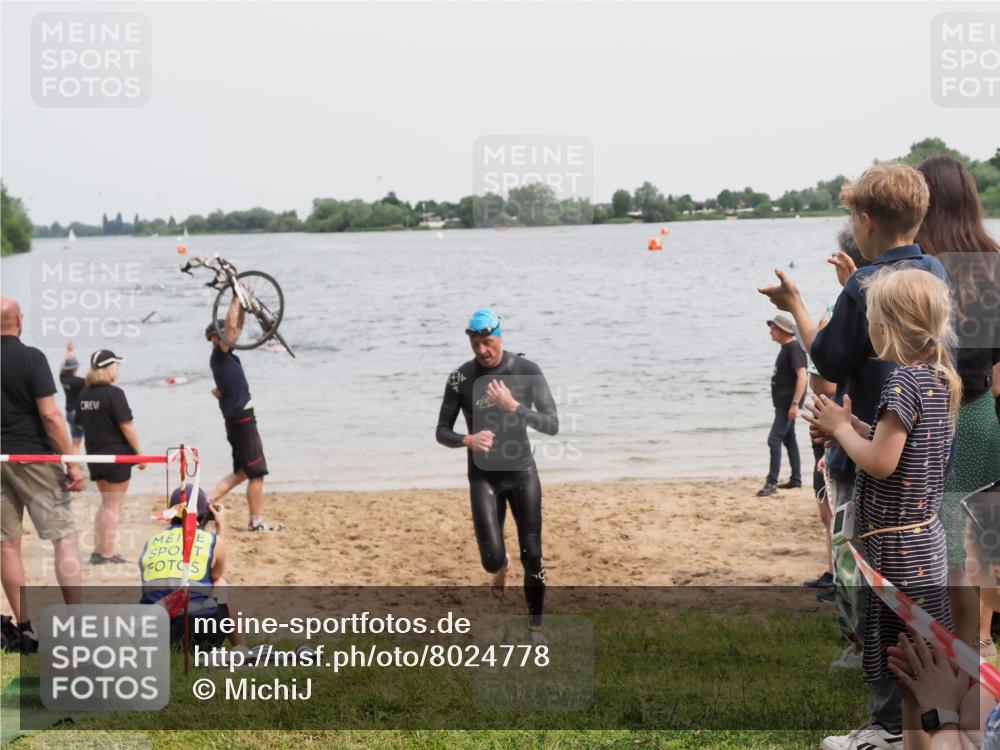 21.06.2025 - 27. Vierlanden-Triathlon MichiJ http://msf.ph/oto/8024778 15.06.2026 10:55:43 Schwimmen 712, 736 meine-sportfotos.de