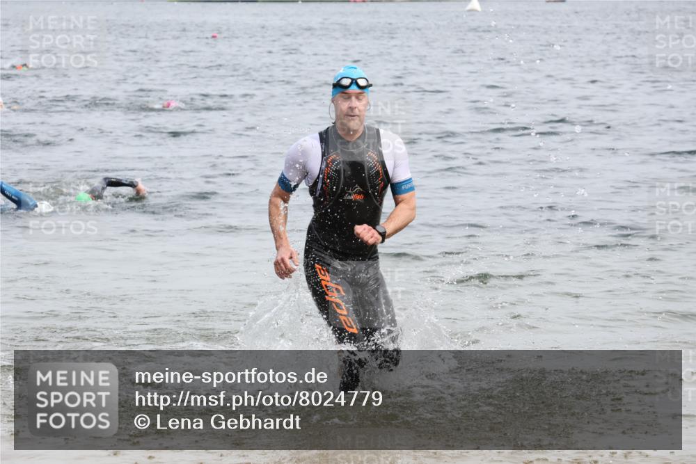 15.06.2025 - 27. Vierlanden-Triathlon Lena Gebhardt http://msf.ph/oto/8024779 15.06.2025 10:56:14 Schwimmen 702, 716, 730 meine-sportfotos.de