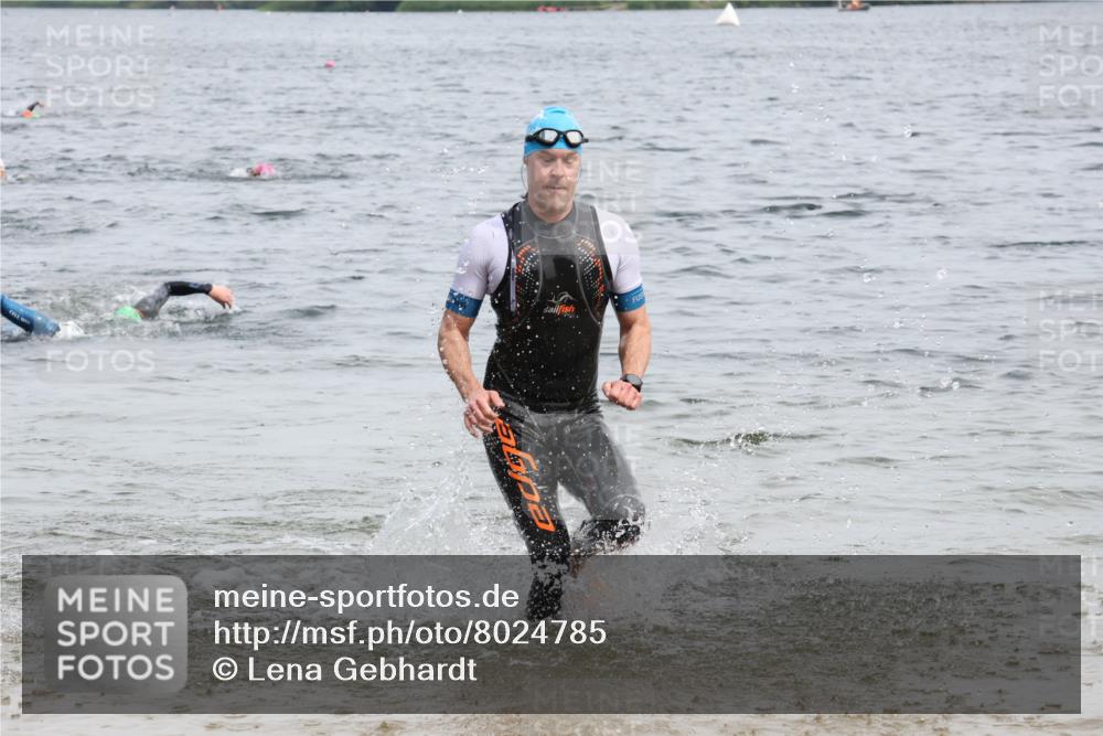15.06.2025 - 27. Vierlanden-Triathlon Lena Gebhardt http://msf.ph/oto/8024785 15.06.2025 10:56:14 Schwimmen 702, 716, 730 meine-sportfotos.de
