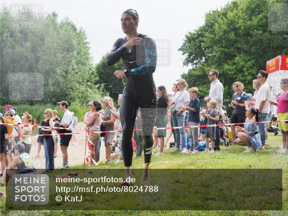 15.06.2025 - 27. Vierlanden-Triathlon KatJ http://msf.ph/oto/8024788 15.06.2025 10:58:05 Schwimmen 640, 647, 705, 738 meine-sportfotos.de
