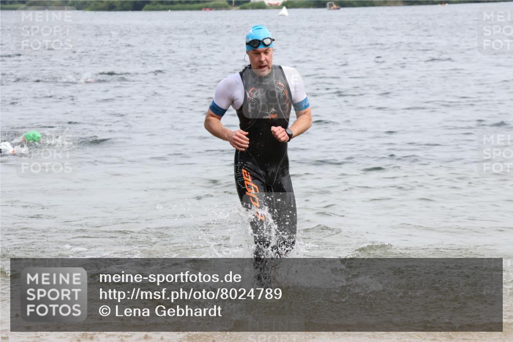 15.06.2025 - 27. Vierlanden-Triathlon Lena Gebhardt http://msf.ph/oto/8024789 15.06.2025 10:56:15 Schwimmen 702, 716, 730 meine-sportfotos.de