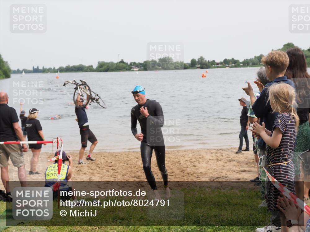 21.06.2025 - 27. Vierlanden-Triathlon MichiJ http://msf.ph/oto/8024791 15.06.2026 10:55:43 Schwimmen 712, 736 meine-sportfotos.de