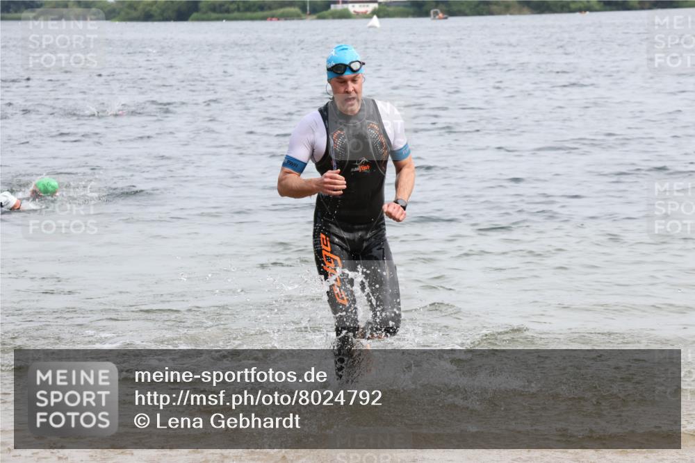 15.06.2025 - 27. Vierlanden-Triathlon Lena Gebhardt http://msf.ph/oto/8024792 15.06.2025 10:56:15 Schwimmen 702, 716, 730 meine-sportfotos.de