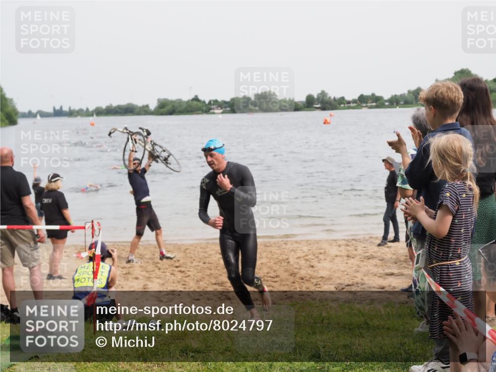 21.06.2025 - 27. Vierlanden-Triathlon MichiJ http://msf.ph/oto/8024797 15.06.2026 10:55:44 Schwimmen 712, 736 meine-sportfotos.de