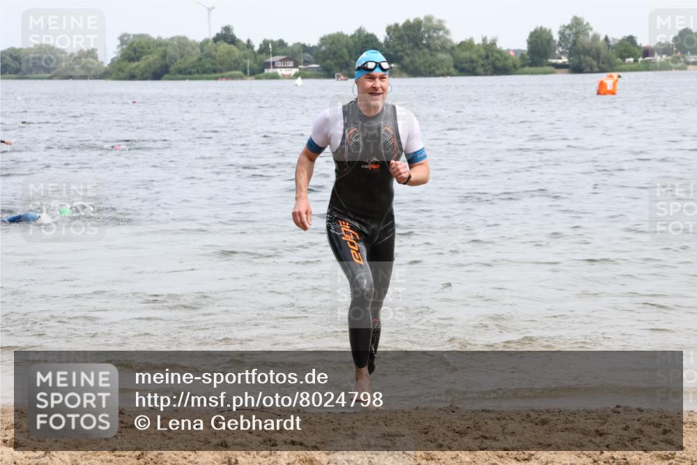 15.06.2025 - 27. Vierlanden-Triathlon Lena Gebhardt http://msf.ph/oto/8024798 15.06.2025 10:56:16 Schwimmen 702, 716, 730 meine-sportfotos.de