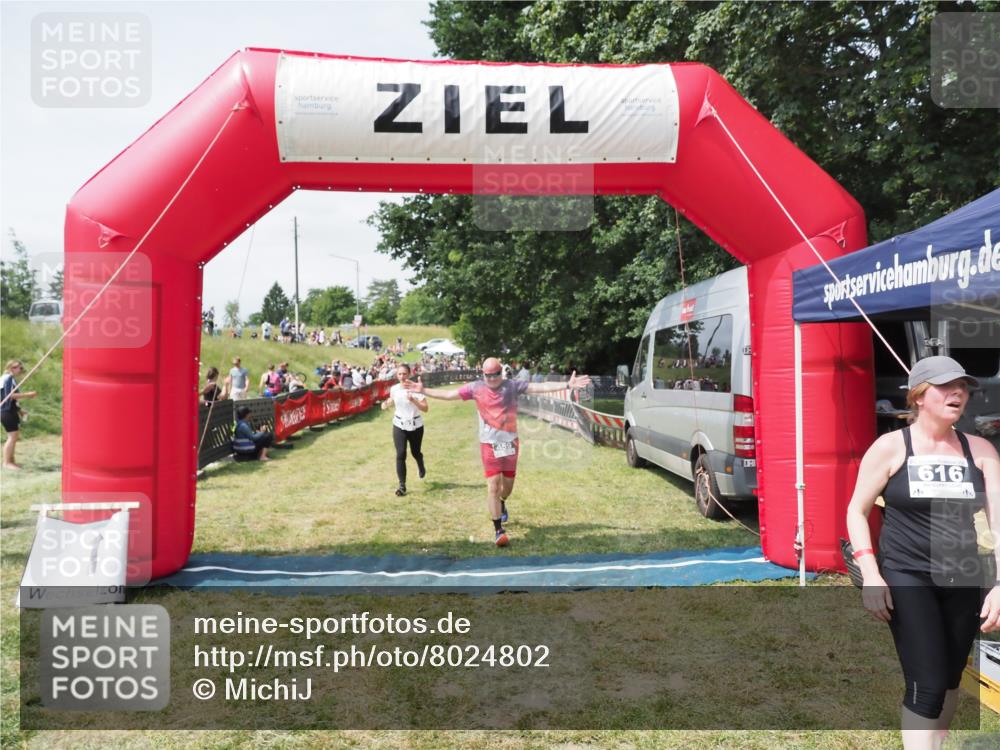 21.06.2025 - 27. Vierlanden-Triathlon MichiJ http://msf.ph/oto/8024802 15.06.2026 11:52:53 Ziel 459, 593, 616 meine-sportfotos.de
