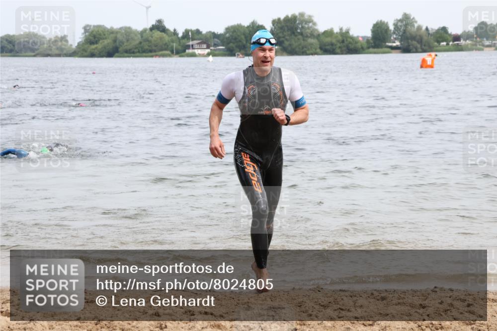15.06.2025 - 27. Vierlanden-Triathlon Lena Gebhardt http://msf.ph/oto/8024805 15.06.2025 10:56:16 Schwimmen 702, 716, 730 meine-sportfotos.de