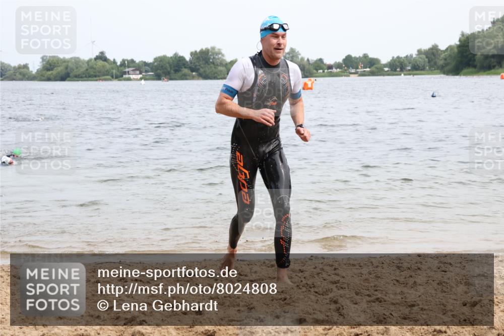 15.06.2025 - 27. Vierlanden-Triathlon Lena Gebhardt http://msf.ph/oto/8024808 15.06.2025 10:56:17 Schwimmen 702, 716, 730 meine-sportfotos.de