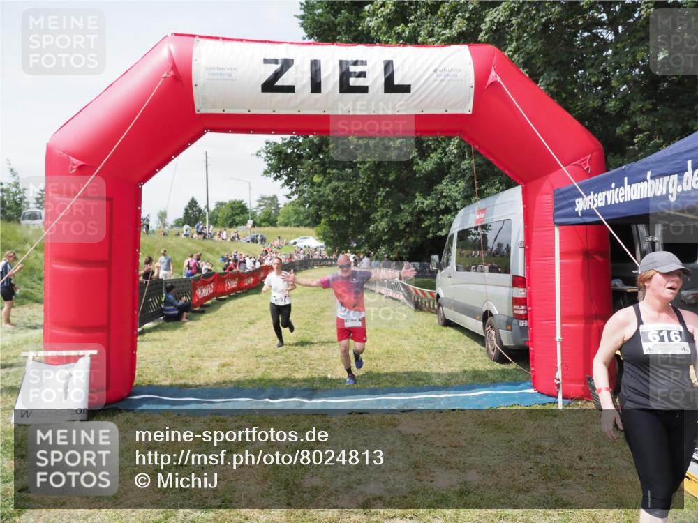 21.06.2025 - 27. Vierlanden-Triathlon MichiJ http://msf.ph/oto/8024813 15.06.2026 11:52:53 Ziel 459, 593, 616 meine-sportfotos.de