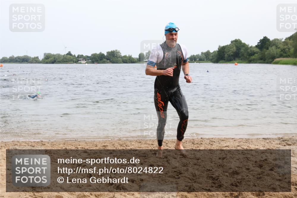 15.06.2025 - 27. Vierlanden-Triathlon Lena Gebhardt http://msf.ph/oto/8024822 15.06.2025 10:56:18 Schwimmen 702, 716, 730 meine-sportfotos.de