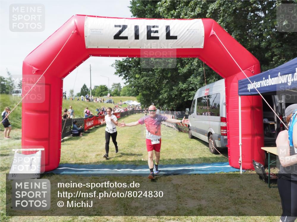 21.06.2025 - 27. Vierlanden-Triathlon MichiJ http://msf.ph/oto/8024830 15.06.2026 11:52:54 Ziel 459, 593, 616 meine-sportfotos.de