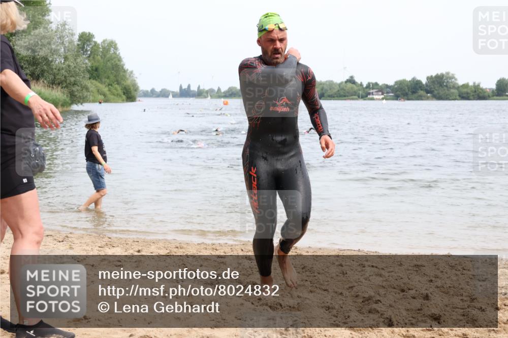 15.06.2025 - 27. Vierlanden-Triathlon Lena Gebhardt http://msf.ph/oto/8024832 15.06.2025 10:56:20 Schwimmen 702, 716, 730, 771 meine-sportfotos.de