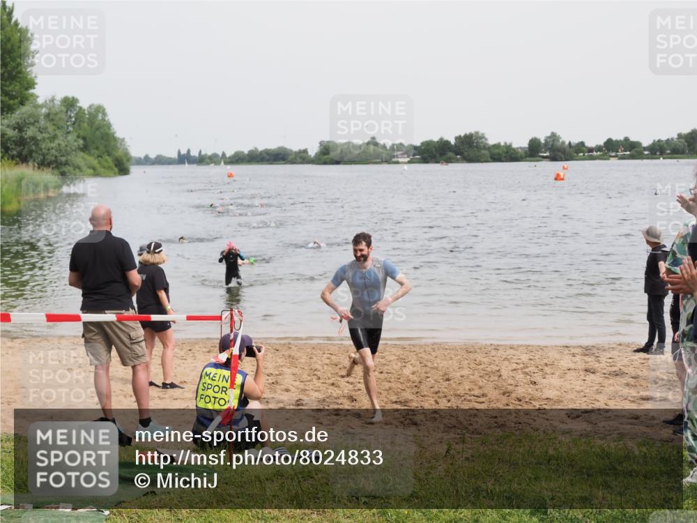 21.06.2025 - 27. Vierlanden-Triathlon MichiJ http://msf.ph/oto/8024833 15.06.2026 10:55:57 Schwimmen 683, 733 meine-sportfotos.de