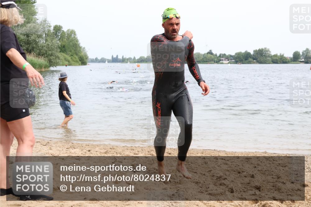 15.06.2025 - 27. Vierlanden-Triathlon Lena Gebhardt http://msf.ph/oto/8024837 15.06.2025 10:56:20 Schwimmen 702, 716, 730, 771 meine-sportfotos.de