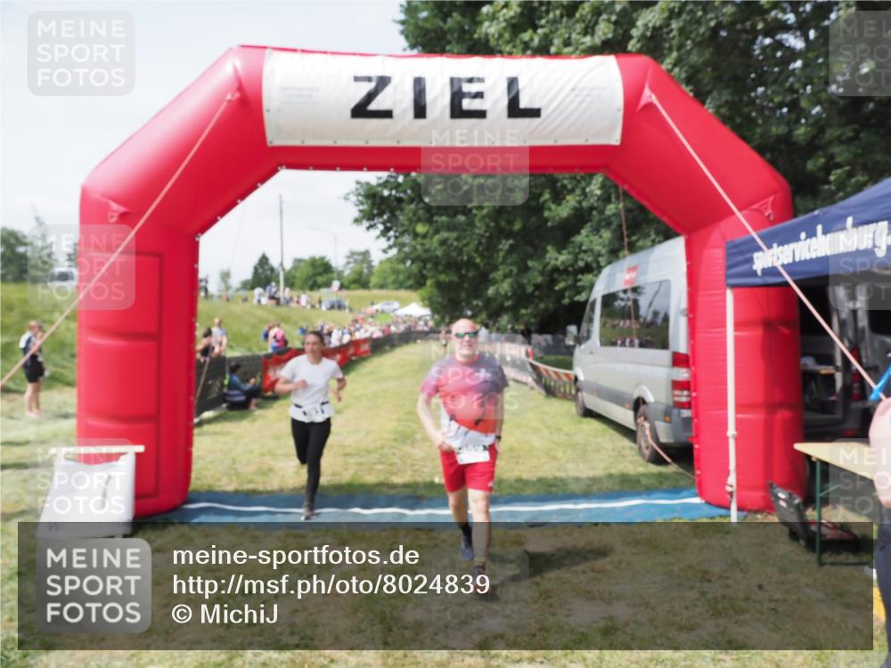 21.06.2025 - 27. Vierlanden-Triathlon MichiJ http://msf.ph/oto/8024839 15.06.2026 11:52:54 Ziel 459, 593, 616 meine-sportfotos.de