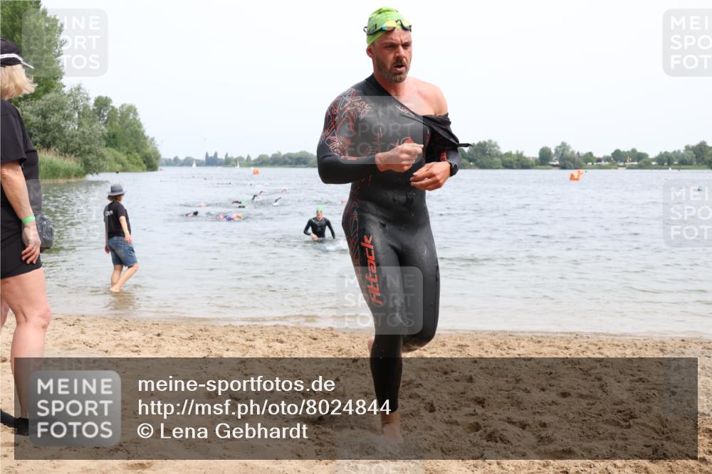 15.06.2025 - 27. Vierlanden-Triathlon Lena Gebhardt http://msf.ph/oto/8024844 15.06.2025 10:56:21 Schwimmen 702, 716, 730, 764, 771 meine-sportfotos.de