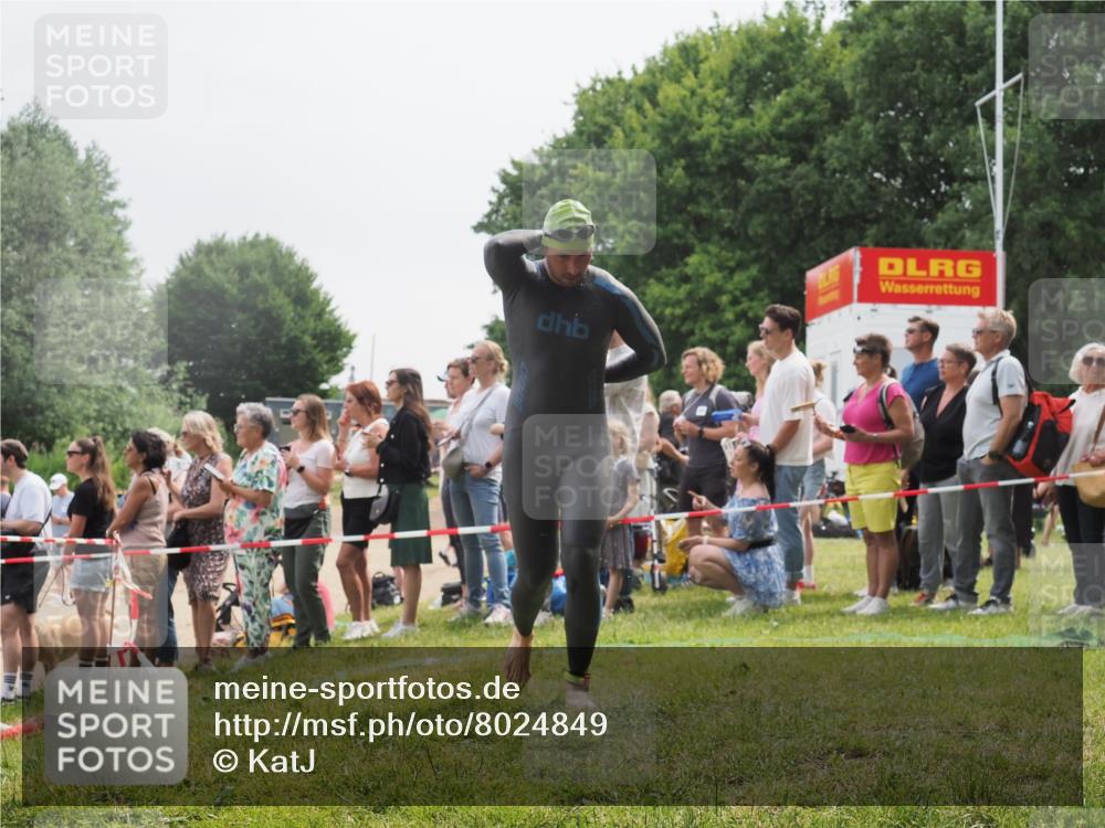 15.06.2025 - 27. Vierlanden-Triathlon KatJ http://msf.ph/oto/8024849 15.06.2025 10:58:09 Schwimmen 640, 647, 762 meine-sportfotos.de